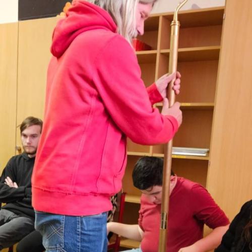 Nikolausstab wird von Lehrperson gehalten