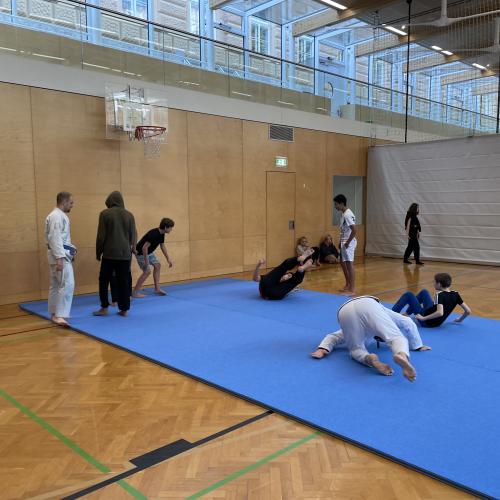 Schüler und Trainer beim Trainieren am Boden