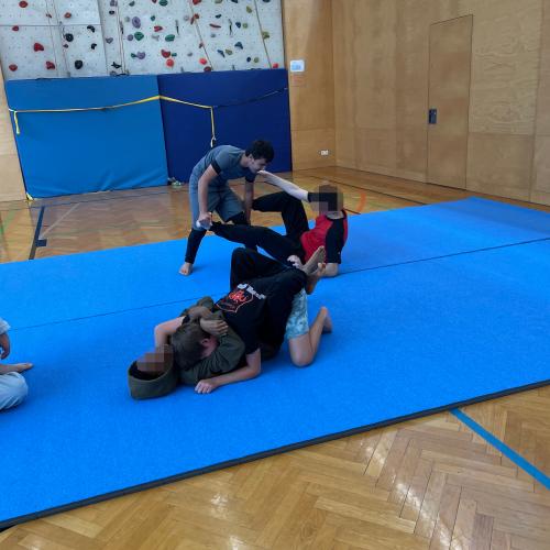 Schüler und Trainer beim Trainieren am Boden