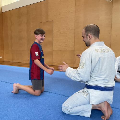Schüler und Trainer beim Besprechen 
