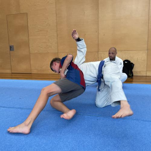 Schüler und Trainer beim Üben