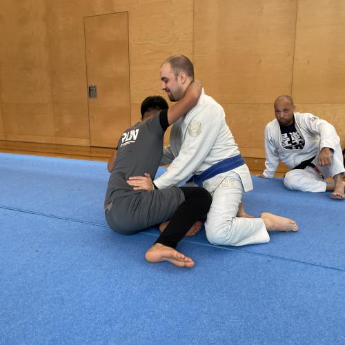 Schüler und Trainer beim Üben