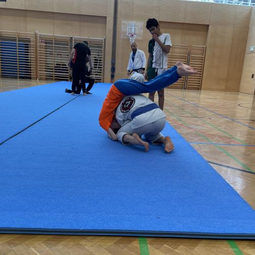 Schüler und Trainer beim Trainieren am Boden