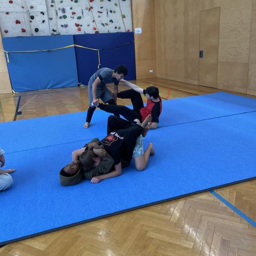 Schüler und Trainer beim Trainieren am Boden