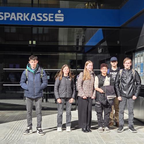 Schülergruppe vor Sparkasse