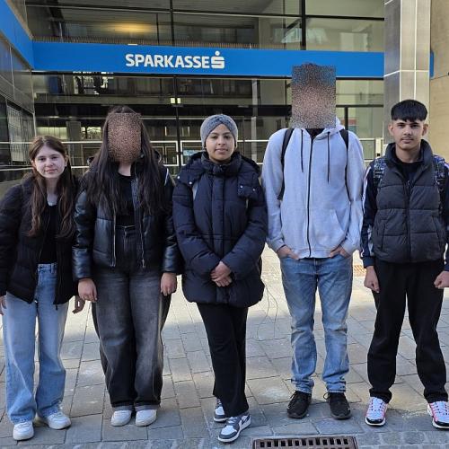 Schülergruppe vor Sparkasse