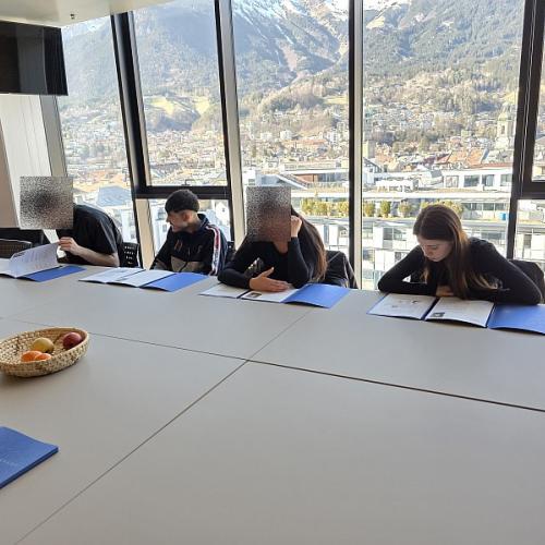 Schülergruppe im Besprechungsraum
