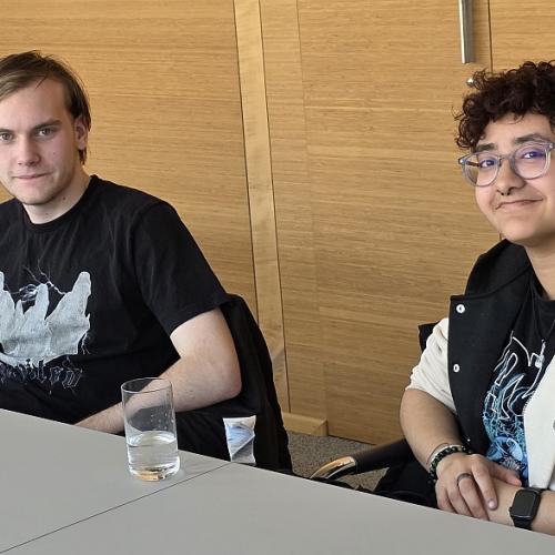 Zwei Schüler im Besprechungsraum