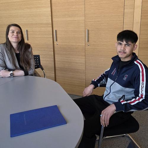 Schüler mit Trainerin beim Bewerbungstraining