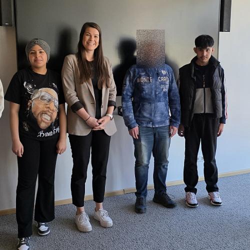 Schülergruppe im Besprechungsraum