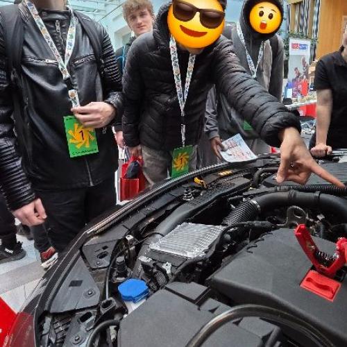 Schüler arbeiten bei einer Station