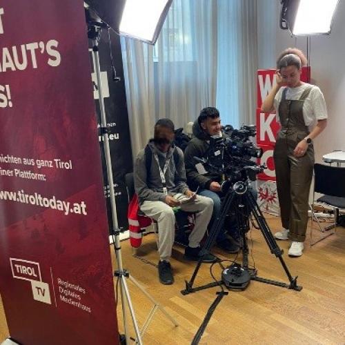 Schüler arbeiten bei einer Station