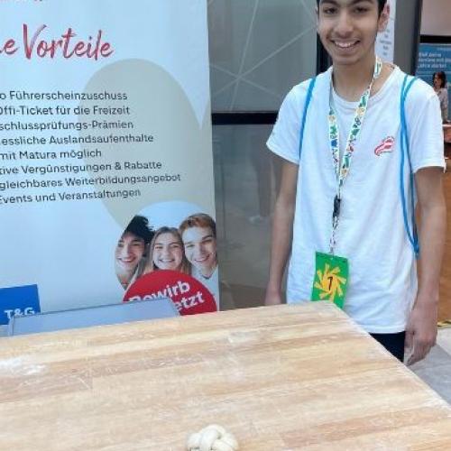 Schüler arbeitet bei einer Station