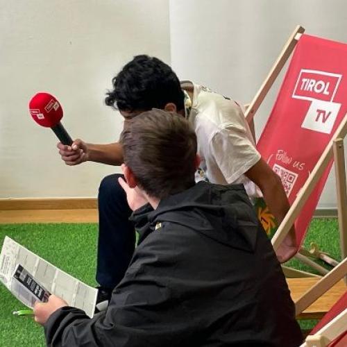 Schüler arbeiten bei einer Station