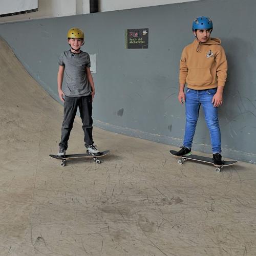 Schüler beim Skaten.
