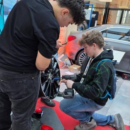 Schüler arbeitet bei einer Station
