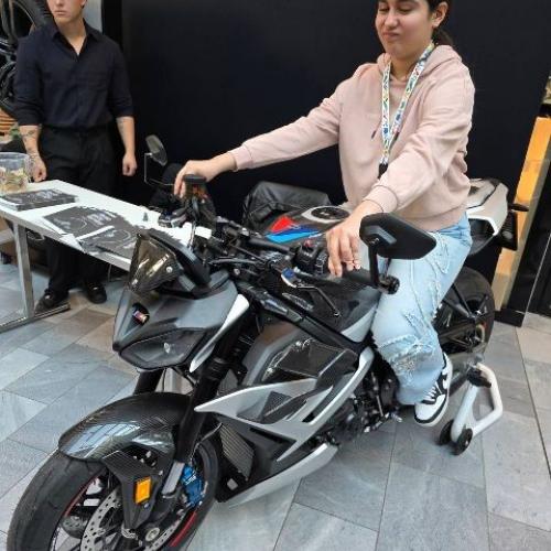Schülerin auf einem Motorrad
