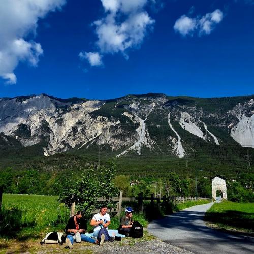 Schülergruppe bei der Wanderpause