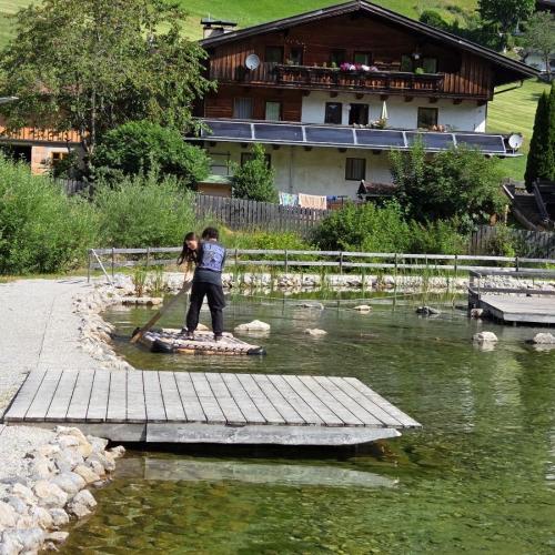 SchülerInnen im Familienpark Drachental Teich