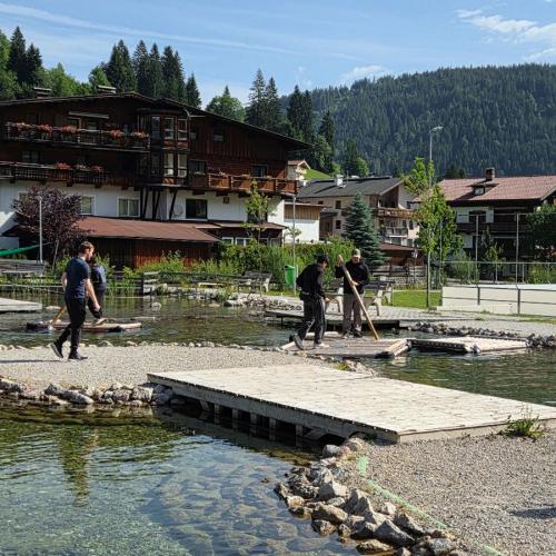 SchülerInnen im Familienpark Drachental Teich