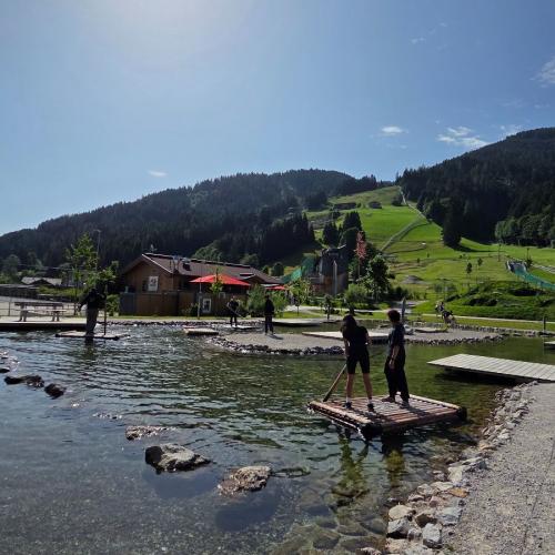 SchülerInnen im Familienpark Drachental Teich