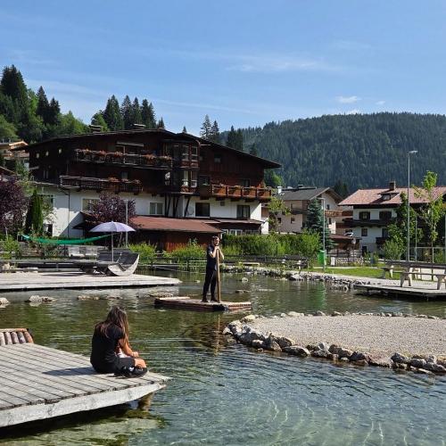 SchülerInnen im Familienpark Drachental Teich