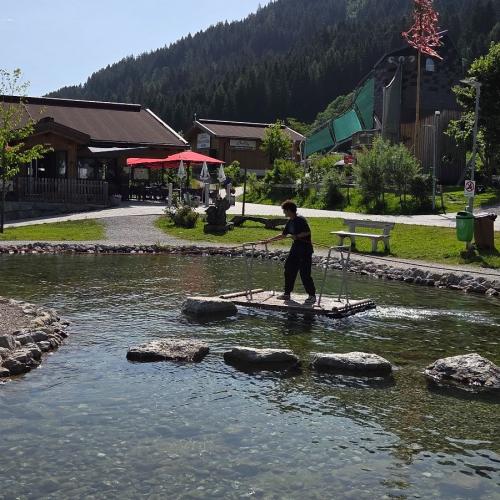 SchülerInnen im Familienpark Drachental Teich