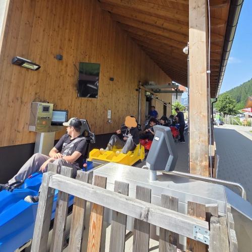 SchülerInnen im Familienpark Drachental Sommerrodelbahn