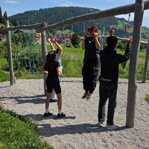 SchülerInnen im Familienpark Drachental Motorikpark
