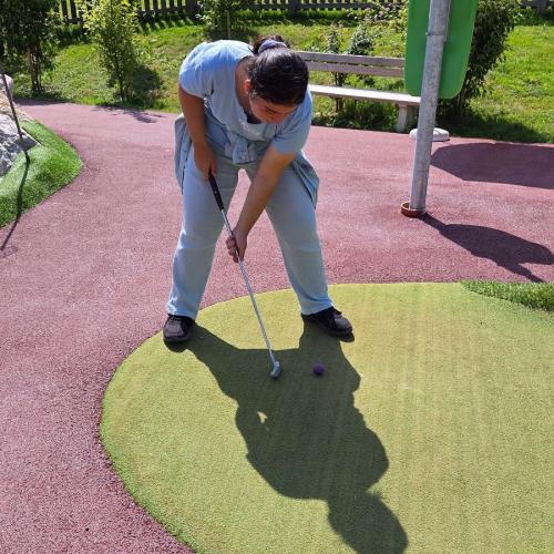 SchülerInnen im Familienpark Drachental Minigolf