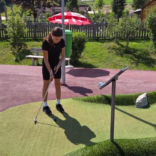SchülerInnen im Familienpark Drachental Minigolf