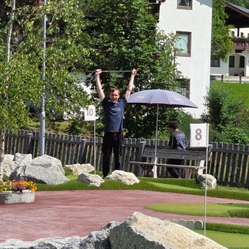 SchülerInnen im Familienpark Drachental Minigolf