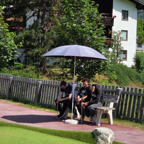 SchülerInnen im Familienpark Drachental Minigolf