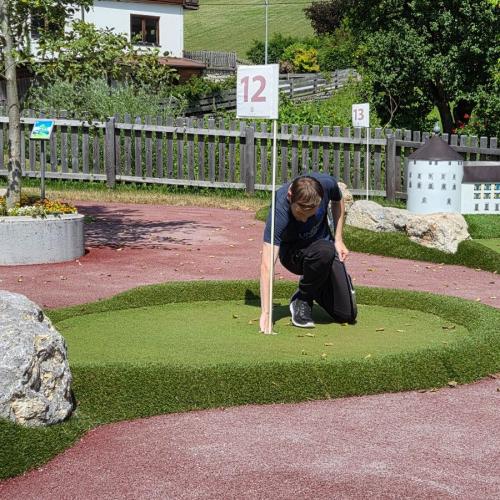 SchülerInnen im Familienpark Drachental Minigolf 