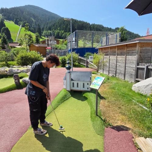 SchülerInnen im Familienpark Drachental Minigolf