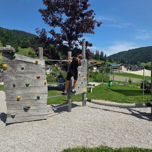 SchülerInnen im Familienpark Drachental Motorikpark
