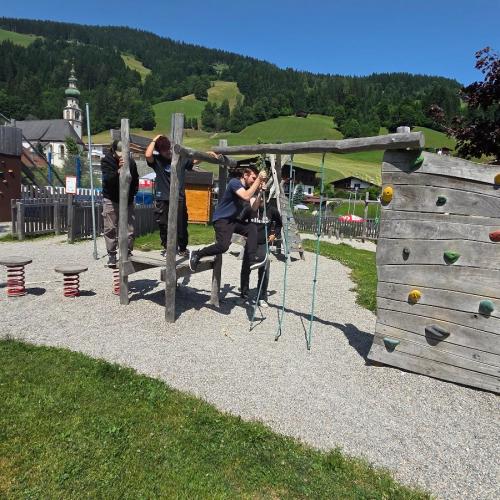 SchülerInnen im Familienpark Drachental Motorikpark