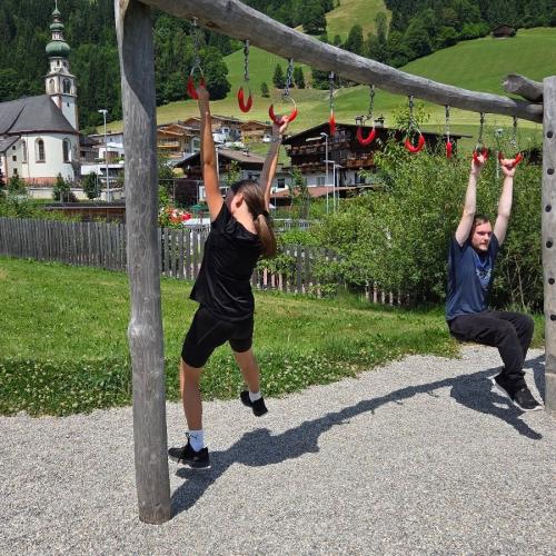 SchülerInnen im Familienpark Drachental Motorikpark