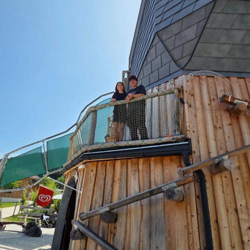 SchülerInnen im Familienpark Drachental Kugelbahnturm