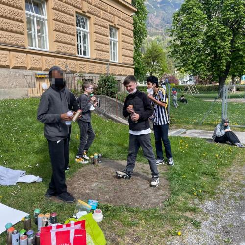 Schüler beim Sprayen