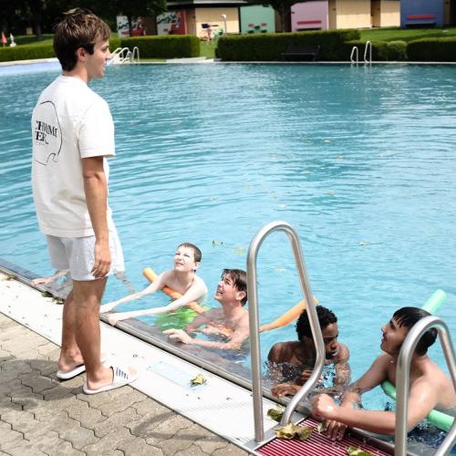 Schüler am Beckenrand