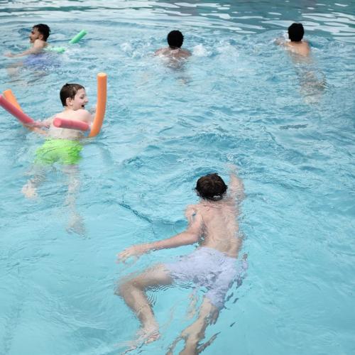 Schüler beim Schwimmen