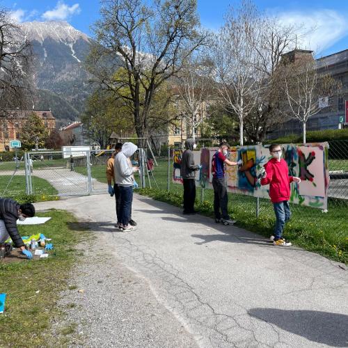 Schüler beim Gestalten. 