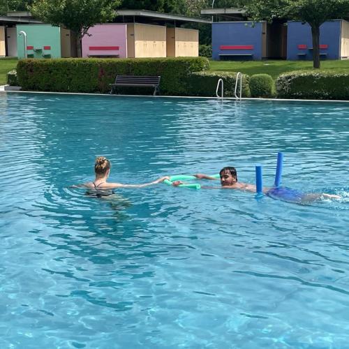 Schüler beim Schwimmen