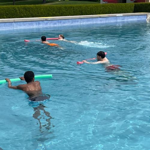Schüler beim Schwimmen
