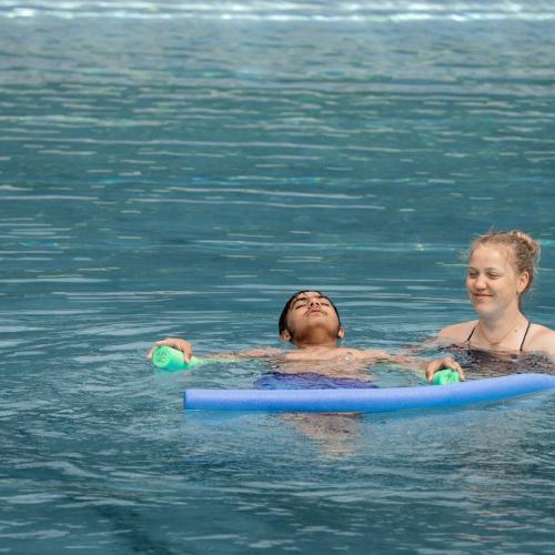 Schüler beim Schwimmen