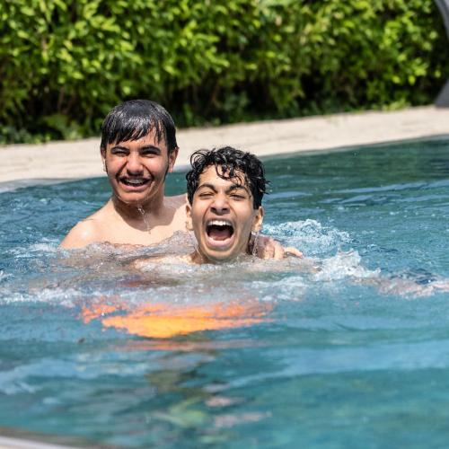 Schüler beim Schwimmen