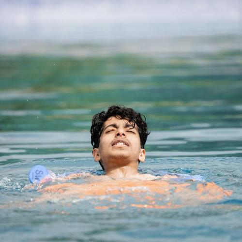 Schüler beim Schwimmen