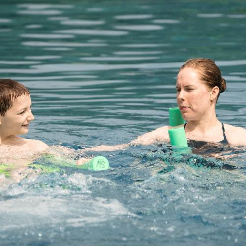 Schüler beim Schwimmen