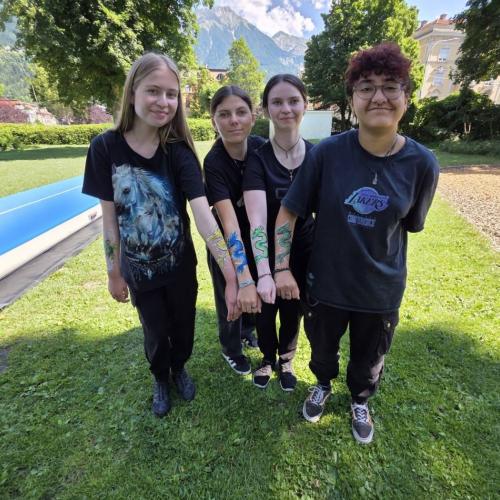 Schüler zeigen ihre Tattoos